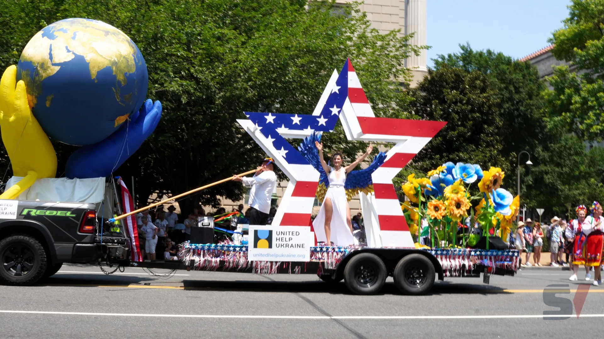 A float featuring Ukraine's colors and symbols at July 4th parade.