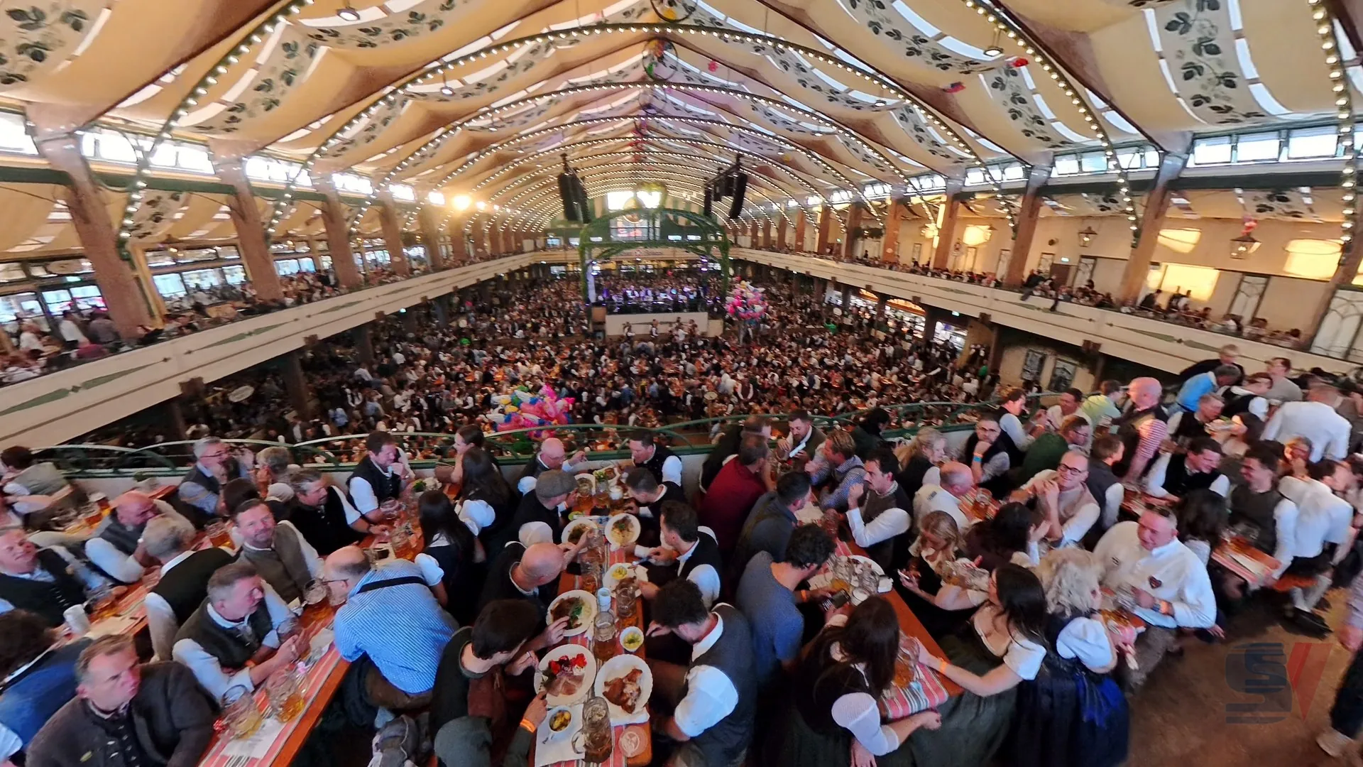 Luftaufnahme eines überfüllten Bräurosl-Zelts auf dem Oktoberfest in München.