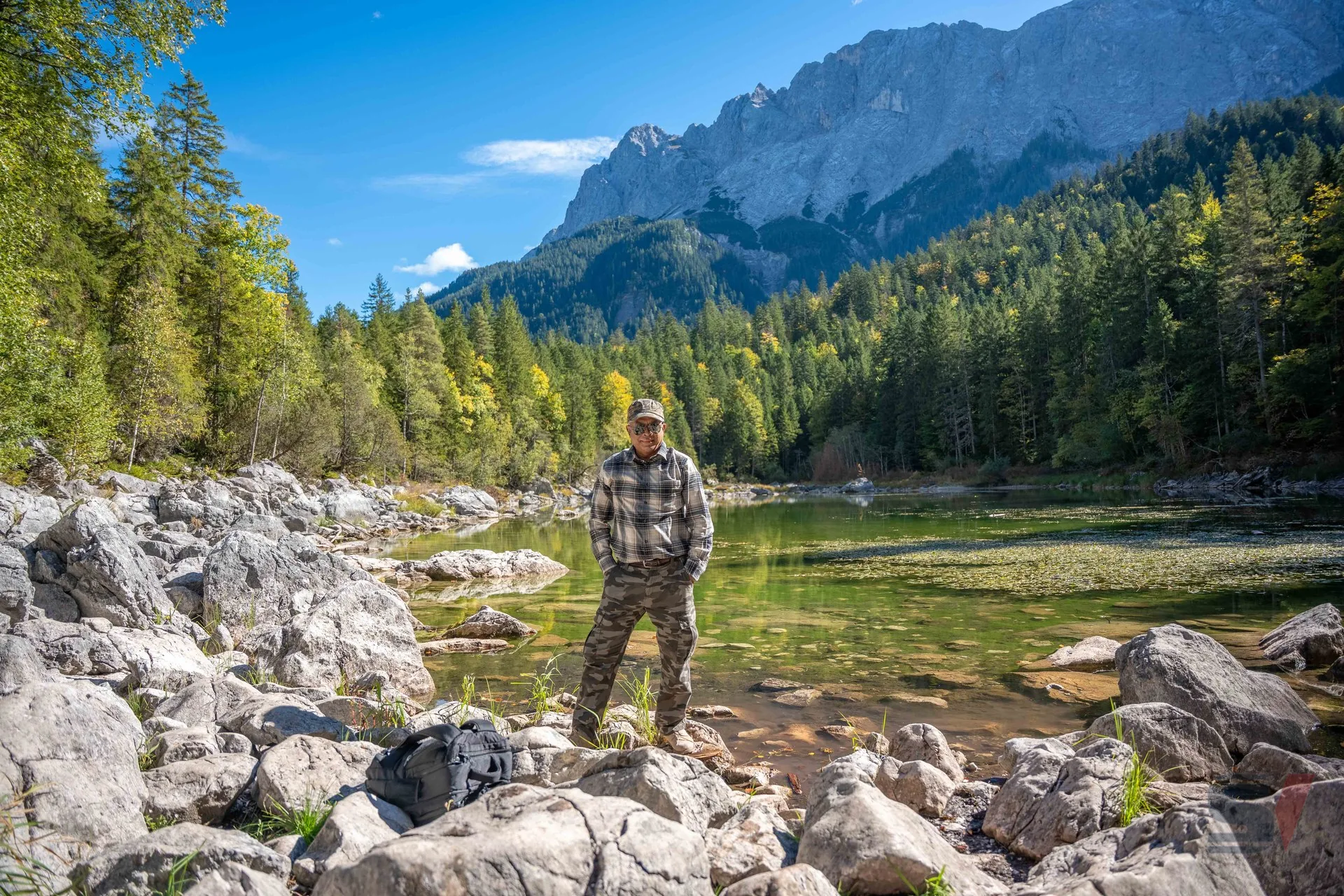 Autor steht am Eibsee, umgeben von Natur.