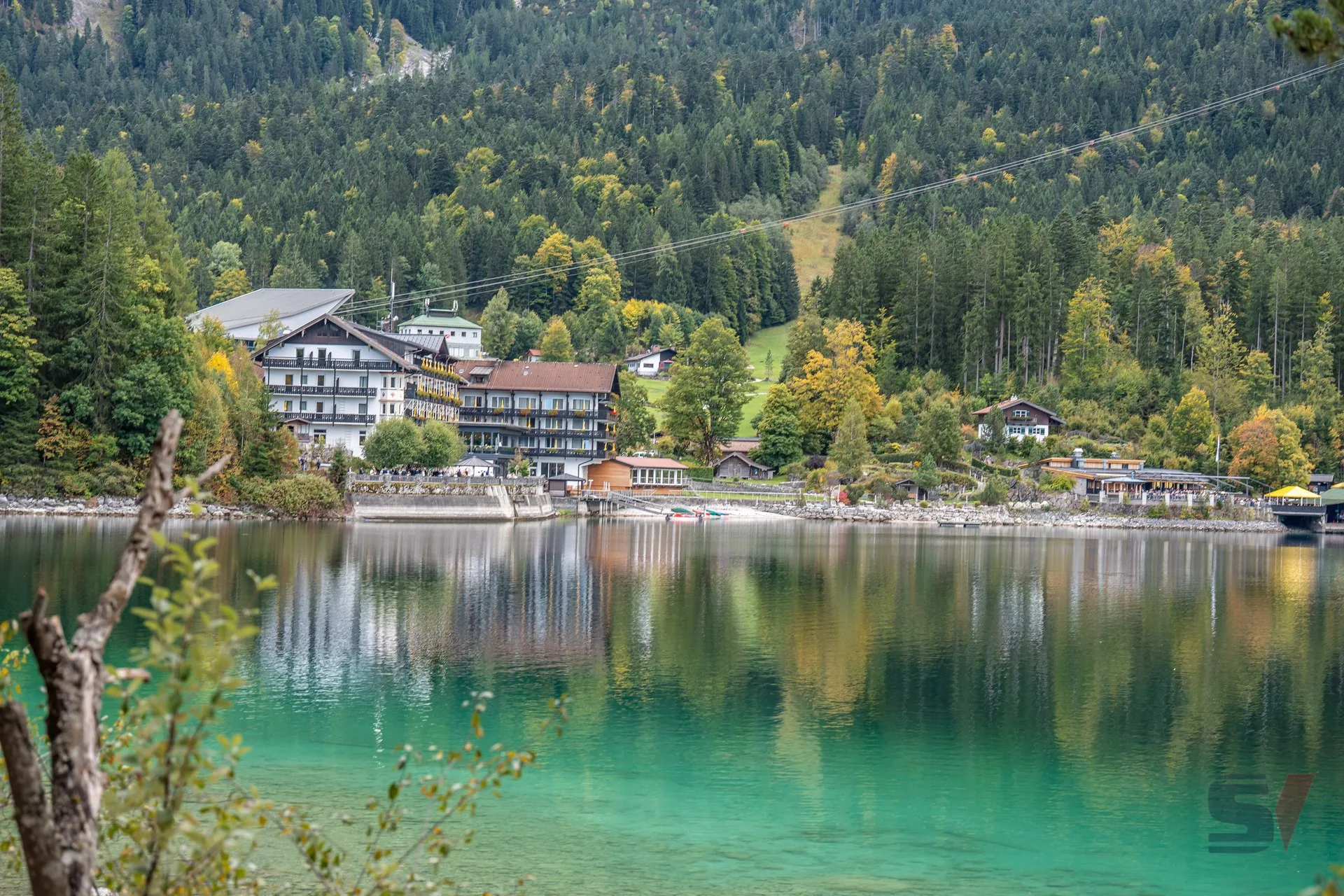 Lead photograph from Entdecken Sie den Eibsee: Bayerns türkisblauer Traumsee